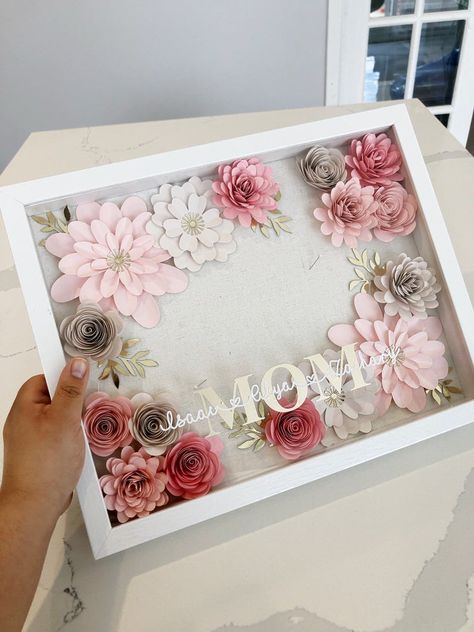 Shadow Box Flowers, Picture Shadow, Shadowbox Ideas, Paper Flower Shadow Box, Cricut Flowers, Rolled Flowers, Personalized Shadow Box, Shadow Box Gifts, Flower Shadow