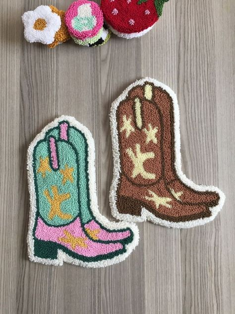 Cowboy Rugs, Wall Decor College, Punch Needle Wall Hanging, Tufted Wall, Tufting Diy, Hook Rugs, Room Decor Kitchen, Punch Ideas, College Room Decor