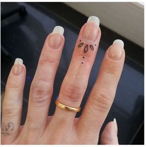 Pretty Finger Tattoo Design. Girl Finger Tattoos, Tiny Finger Tattoos, Small Finger Tattoos, Finger Tattoo For Women, Finger Tats, Finger Tattoo Designs, Tiny Tattoo, Finger Tattoo, Dainty Tattoos