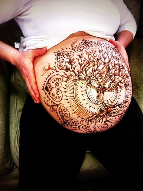 Baby Shower Mendhi Design, Henna Maternity Shoot, Baby Shower Mehndi Back Hand, Pregnant Henna, Henna Moon, Maternity Henna, Henna Pregnant Belly, Henna Belly Pregnancy, Henna On Pregnant Belly