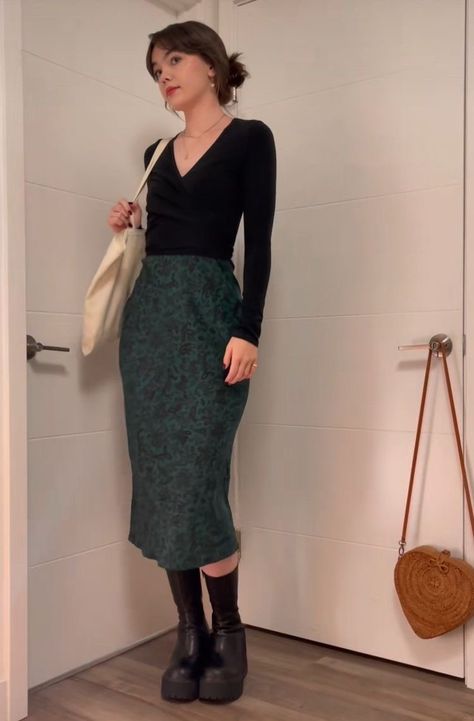 Fall 90s Dress, Spring 2014 Fashion, Going Out Outfits Street Style, Shin Length Skirt, 90s Style Dresses Casual, Figure Hugging Outfits, Y2k Fashion Going Out, 90s Outfit With Skirt, 90s Long Sleeve Dress