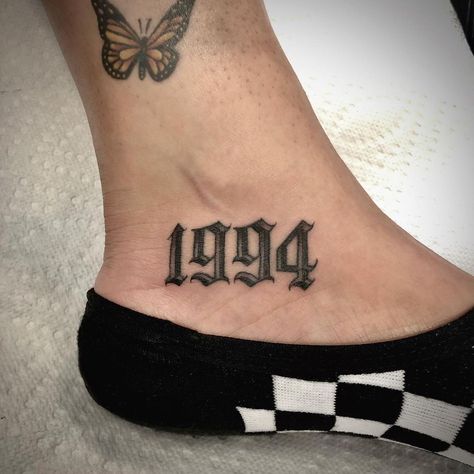 𝐄𝐃𝐔𝐀𝐑𝐃𝐎 𝐆𝐔𝐑𝐑𝐎𝐋𝐀 on Instagram: “𝟏𝟗𝟗𝟒 • • • #letteringtattoo #blackandgreytattoo #numberstattoo #oldenglishtattoo #tattoo” English Font Tattoo, 1994 Tattoo, Old English Font Tattoo, Old English Tattoo, Tattoo Knee, Tattoo Font Styles, Number Tattoo Fonts, Calligraphy Cursive, Numbers Tattoo