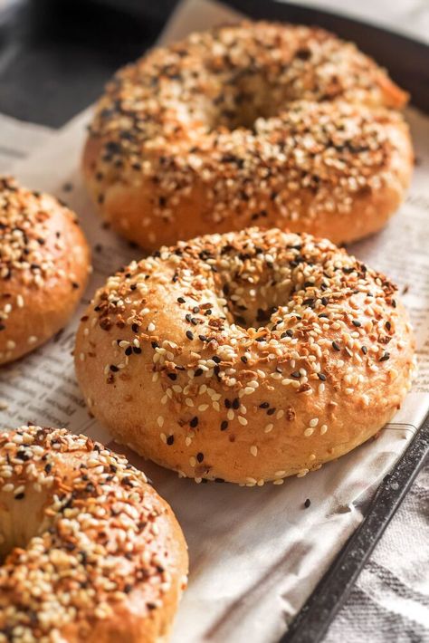 I am so excited to share this recipe with you guys because if you know me, I could eat bagels every single day for breakfast. Literally for the rest of my life. I doubt anyone else would disagree because a warm bagel filled with cream cheese is just one of the best things ever, right?This is one of my favorite recipes to make at home and I'm so excited to share it with you guys because homemade anything is unmatched! This everything seasoning bagel sounds intimidating to make, but guys… Same Day Bagel Recipe, Everything Bagel Quick Bread, Everything Bagel Seasoning Recipes, Bagel Recipe With All Purpose Flour, New York Style Bagels Recipe, Everything Bagel Aesthetic, New York Style Bagel Recipe, Tomato Lentil Soup, Belgian Waffles Recipe