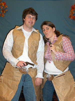 Paper Bag Cowboy Costumes Easy Halloween Costumes For Teachers, Cowboy Vbs, Diy Cowboy Costume, Cowboy Costumes, Diy Western, Awesome Costumes, Easy Diy Halloween Costumes, Quick Costumes, Pregnant Halloween Costumes