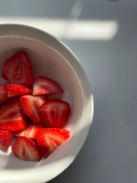 Bowl of strawberries, aesthetic photo, mornings, sunrays, breakfast, breakfast ideas, photography, minimal, minimal photography Strawberries Aesthetic, Bowl Of Strawberries, Photography Minimal, Aesthetic Breakfast, Breakfast Photo, Minimal Photography, Ideas Photography, Morning Breakfast, Low Cal