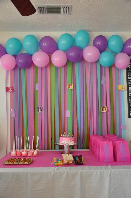 Como que algo le falta....no se bien que es pero la idea de los listones y los globos con esos colores si me late... Lego Friends Birthday Party, Lego Friends Birthday, Lego Friends Party, 4de Verjaardag, Decoration Creche, Trolls Birthday Party, Lego Birthday Party, Lego Birthday, Princess Birthday Party