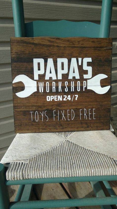 papa's workshop sign. Best Gifts For Grandparents, Pallet Signs Diy, Workshop Sign, Papa Gifts, Father's Day Diy, Cadeau Diy, Pallet Signs, Fathers Day Crafts, Diy Easter