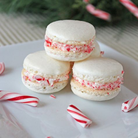 Christmas Macaron Recipe, Peppermint Macarons, Leftover Candy Canes, Christmas Macarons, Macarons Recipe, Blackberry Cake, Leftover Candy, Macaron Cake, Macaron Cookies