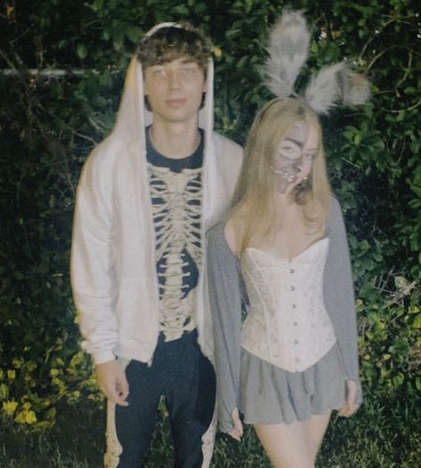 Donnie Darko Costume Couple, Donny Darko Costume, Easy Simple Duo Halloween Costumes, Frank The Bunny Costume, Donnie Darko Makeup, Donnie Darko Couple Costume, Donnie Darko Cosplay, Frank Donnie Darko Costume, Donnie Darko Halloween Costume