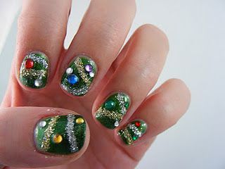 These awesomely bad holiday nail art looks are giving ugly Christmas sweaters a run for their money Garland Nails, Nail Art For Girls, Nail Art Noel, Christmas Tree Nails, Nail Makeup, Tree Nails, Tacky Christmas, Holiday Nail, Sweater Nails