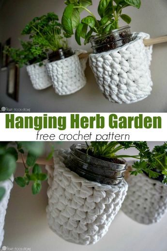 Do you grow fresh herbs? You'll need this Hanging Herb Garden free crochet pattern! via @ashlea729 Crochet Gifts For Gardeners, Crochet Planters, Herb Basket, Crochet Planter, Crochet Plant Hanger, Hanging Herb Garden, Crochet Garden, Hanging Herbs, Crochet Baskets