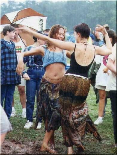 Women dancing at the Woodstock Art & Music Festival Paz Hippie, 1969 Woodstock, Mundo Hippie, Woodstock Hippies, Looks Hippie, Woodstock Music, Woodstock 1969, Moda Hippie, Hippie Lifestyle