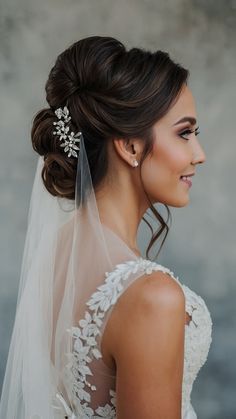 Wedding Buns, Straight Short Hair, Wedding Bun, Bridal Hair Veil, Wedding Wonderland, Wedding Hairstyles With Veil, Veil Hairstyles, Crown Wedding, Christmas Hairstyles