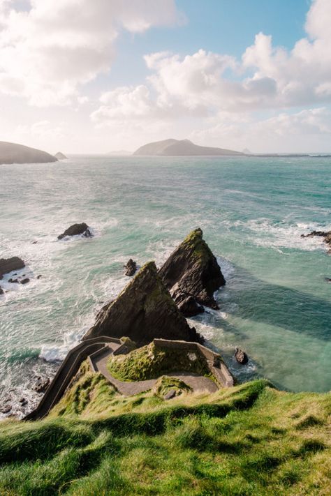 Dún Chaoin / Dunquin Harbor, Ireland Ireland Wallpaper Iphone, Ireland Wallpaper, Sea Wallpaper, Irish Sea, Background Wallpapers, Scottish Islands, North Sea, Ireland Travel, British Isles