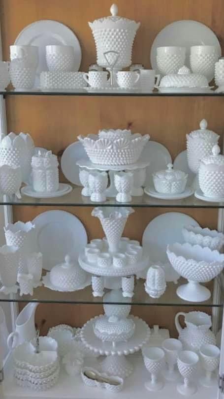 Milk Glass Display, Pretty Glassware, Hobnail Glassware, Glassware Display, Silver Decorations, Vintage Pyrex Dishes, Milk Glass Decor, Vintage Booth, Milk Glass Collection