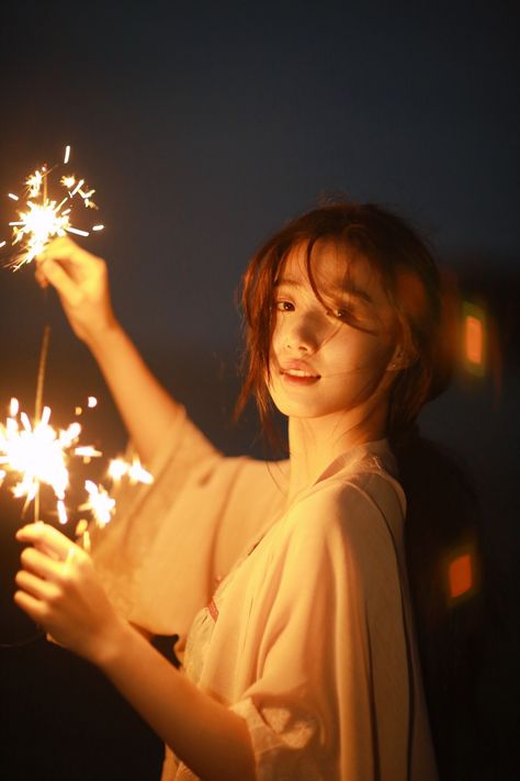 Amazing Photography Of People, Firework Portrait, Sparkler Photography, Photographie Portrait Inspiration, 사진 촬영 포즈, Female Pose Reference, Human Reference, Body Reference Poses, Human Poses Reference