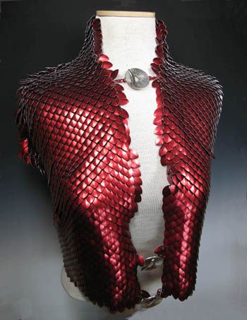 Vanessa Walilko. I got to see this georgous vest in person during the 2011 Bead&Button Show in Milwaukee. I would love to create something like this for fire performances... Chainmaille Armor, Making Chainmail, Scale Mail Armor, Chainmaille Clothing, Scalemail Armor, Armor Fashion, Chainmail Clothing, Scale Maille, Red Lizard