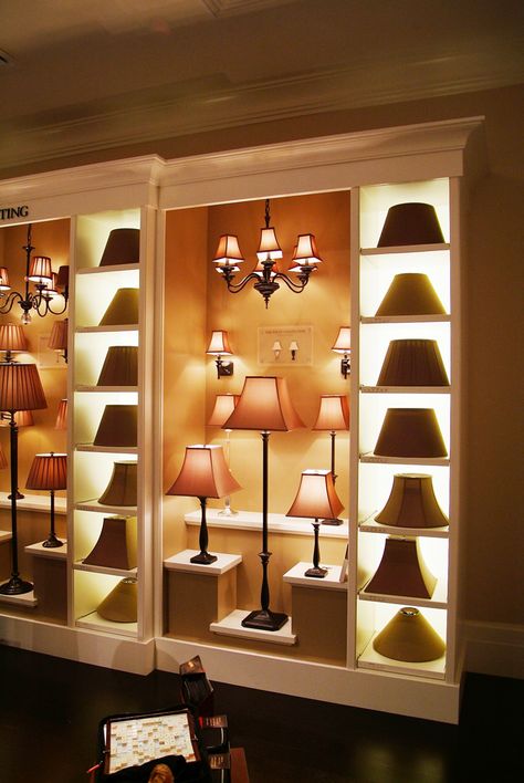 Lamp Display Ideas, Lights Showroom, Electrical Shop, Retail Lighting, Showroom Display, Showroom Interior Design, Shop Front Signage, Exhibit Design, Shelf Lighting