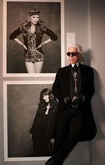 Karl with his photos Karl Lagerfeld Aesthetic, Carl Lagerfeld, Karl Lagerfeld Choupette, Lagerfeld Chanel, Chanel Karl Lagerfeld, Italian House, Carine Roitfeld, German Fashion, Vogue Japan