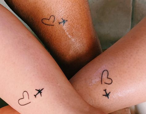 #tatouage #commun #famille #amour #coeur #avion #lien Matching Friendship Tattoos, Cute Matching Tattoos, Bestie Tattoo, Tatoo Inspiration, Small Pretty Tattoos, Bff Tattoos, Friendship Tattoos, Matching Tattoo, Sister Tattoos