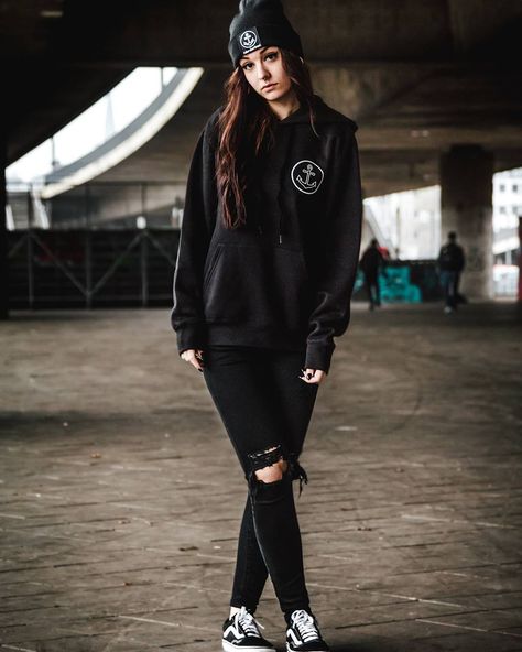 4,429 curtidas, 20 comentários - Laura Henning (@laurahenning97) no Instagram: “hoodie & beanie : @ankerohnegrund photographer : @batlman ❤…” Boy Skater Outfits, Boy Skater, Skater Girl Style, Estilo Tomboy, Skater Outfits, Tom Boy, Lesbian Fashion, Skater Girl Outfits, Skater Girl