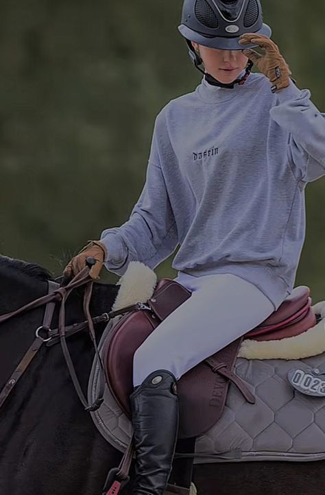 Aesthetic Horse Riding, Aesthetic Equestrian, Riding Aesthetic, Aesthetic Horse, Horse Clothes, Horse Riding Gear, Horse Photography Poses, Horse Riding Aesthetic, Horseback Riding Outfits