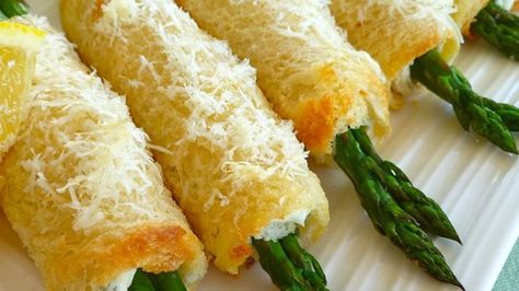 A savory bacon and chive filling makes these quick asparagus roll-ups extra-flavorful. Asparagus Roll Ups, Quick Asparagus, Easter Dinners, Easter Apps, Asparagus Appetizer, Asparagus Rolls, Hot Apps, Savory Bacon, Spring Appetizers