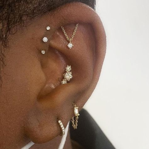 3 Ear Piercings, Piercing Inspo, Helix Piercing Jewelry, Cool Ear Piercings, Pretty Ear Piercings, Maria Tash, Cool Piercings, Cute Piercings, Jewelry Chest