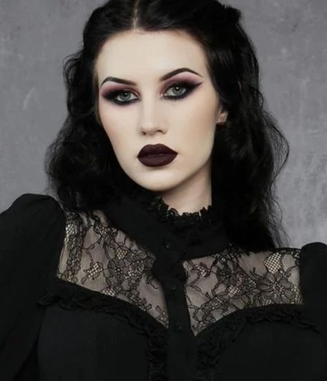 Gothic Wedding Makeup Brides, Goth Bride Makeup, Gothic Bridal Makeup, Gothic Bride Makeup, Alternative Wedding Makeup, Goth Bridal Makeup, Moody Wedding Makeup, Romantic Goth Style, Gothic Wedding Makeup