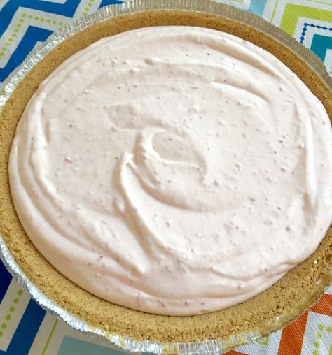 Frozen Yogurt Pie Recipe, Yogurt Pie With Graham Cracker Crust, Strawberry Yogurt Pie, Gf Graham Crackers, Yogurt Pie, Gf Sweets, Frozen Yogurt Recipes, Strawberry Pie Recipe, Raspberry Yogurt