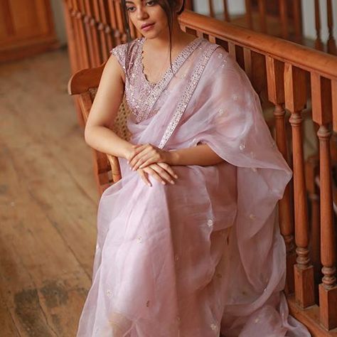 RUHANIYAT By Zuleiha (@ruhaniyat_by_zuleiha) • Instagram photos and videos Indian Sari Dress, Indian Saree Blouses Designs, Indian Fashion Saree, Saree Designs Party Wear, Traditional Indian Outfits, Saree Blouse Designs Latest, Designer Saree Blouse Patterns, Designer Sarees Online, Stylish Blouse Design