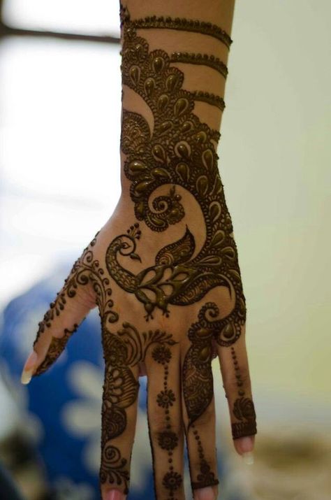 Henna Peacock ...in lurveee with this one! Somebody please make it on my hand, pretty please!! Henna Peacock, Peacock Mehndi, Peacock Mehndi Designs, Henne Tattoo, Mehandi Henna, Indian Henna, Henna Body Art, Mehndi Images, Bridal Mehendi