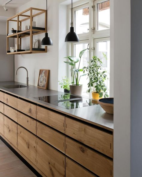 Black And Oak Kitchen, Scandinavian Farmhouse Interior, Oak Kitchen Ideas, Modern Scandinavian Farmhouse, Oak Wood Kitchen, Modern Cabins, Wood Kitchens, Kitchen Architecture, Scandinavian Farmhouse