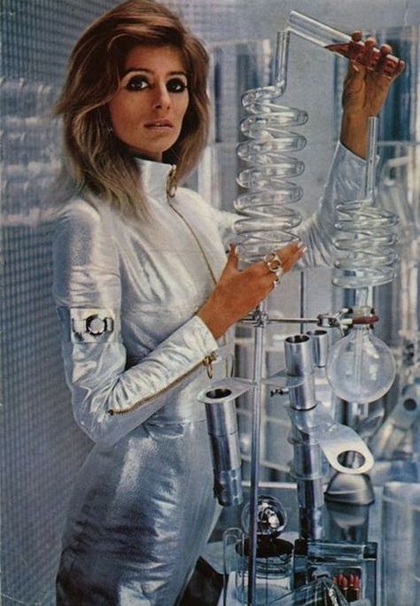 space-age fashion Science Fiction Fashion, 60s Space Age, 1960s Space Age, Space Age Fashion, Futurism Fashion, Jerry Hall, Jean Shrimpton, Sci Fi Fashion, Foto Portrait