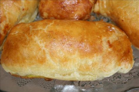 Chicken In Puff Pastry, Savoury Rolls, Chicken Boursin, Chicken Pastry, Baked Dinners, Cheese Pockets, Puff Pastry Chicken, Cream Cheese Puff Pastry, Curry Puffs