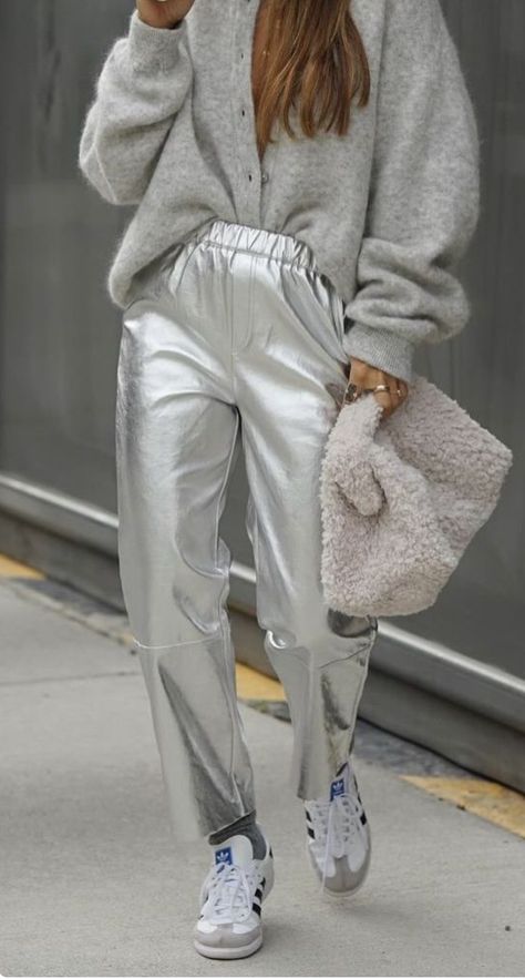 Silver Trousers, Silver Pants, Metallic Pants, Cooler Look, Looks Street Style, Modieuze Outfits, Autumn Street Style, Mode Inspiration, Winter Fashion Outfits