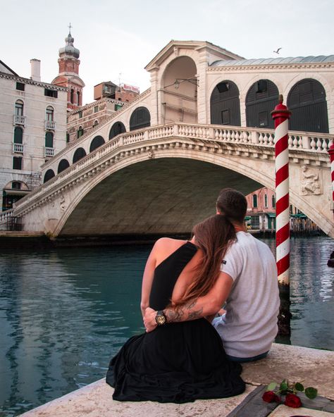 Rialto Bridge Venice, Boat Photoshoot, Couple Travel Photos, Venice Photography, Venice Photos, Aesthetic Italy, Honeymoon Pictures, Rialto Bridge, Venice Italy Travel