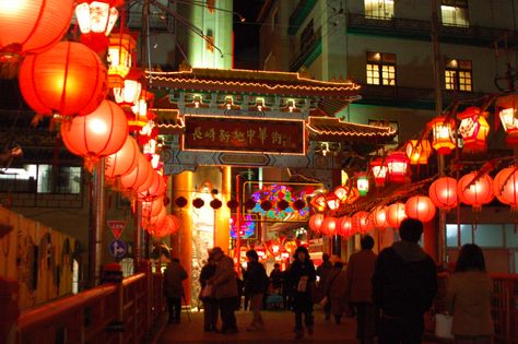 Chinese New Year Lantern, History Of Japan, Places To Visit In Japan, Japan Autumn, Nagasaki Japan, Japan History, Lantern Festival, Nagasaki, Mid Autumn