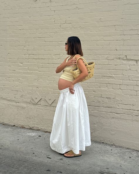 Modest Maternity Outfits Summer, Baby Bump Outfits Summer, Maternity Street Style Summer, Pregnant Streetwear, Pregnant Summer Outfits, Pregnancy Summer Outfits, Maternity Summer Outfits, Modest Maternity Outfits, Flying Pregnant