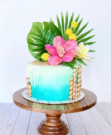 Hawaii Cake Ideas Hawaiian Birthday, Hawaii Birthday Cake, Hawaiian Theme Cakes, Tropical Cakes, Aloha Cake, Summer Birthday Cake, Hawaii Cake, Lilo And Stitch Cake, Moana Birthday Cake