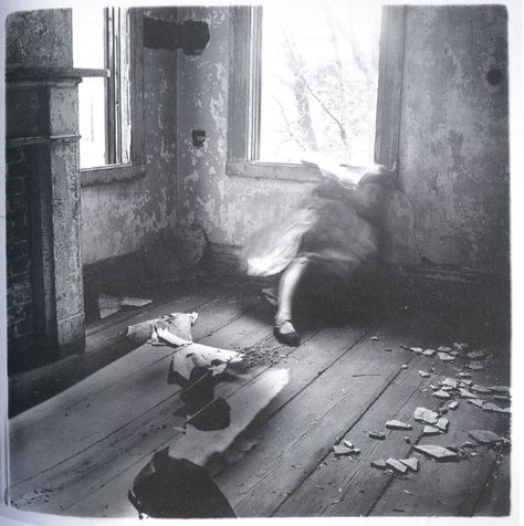 Frances Woodman "Camouflage." Her works will be at the Guggenheim starting in March. Francesca Woodman, Duane Michals, Cindy Sherman, Robert Mapplethorpe, Edward Hopper, Foto Art, White Picture, Long Exposure, Black And White Pictures