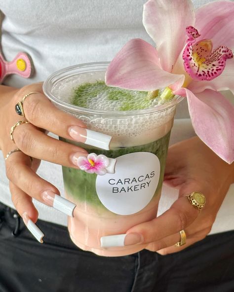 🌸SAKURA MATCHA ICED LATTE🌸 Starting today, a very Calma latte at @caracas.bakery in celebration of Flowering’s launch! All topped off with a pretty edible flower! (just not that orchid, that’s not edible and we needed something for the pic lol) This week only! Go get one and lmk if you like 🍵🍵🍵 Matcha Iced, Aesthetic Matcha, Iced Matcha Latte, Iced Matcha, Dream Business, Iced Latte, Matcha Latte, Edible Flowers, Clean Girl