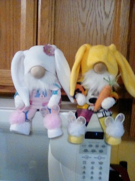 Bunny Gnomes Diy, Easter Gnomes Diy, Gnome Bunny, Biker Gnomes, Easter Gnomes, Gnome Pictures, Rabbit Crafts, Easter Bunny Crafts, Gnomes Diy