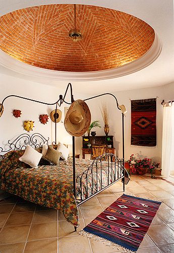 Style Hacienda, Mexican Bedroom, Hacienda Style Homes, Mexican Home Decor, Casa Country, Mediterranean Home Decor, Mexican Home, Spanish Style Homes, Bedroom Style