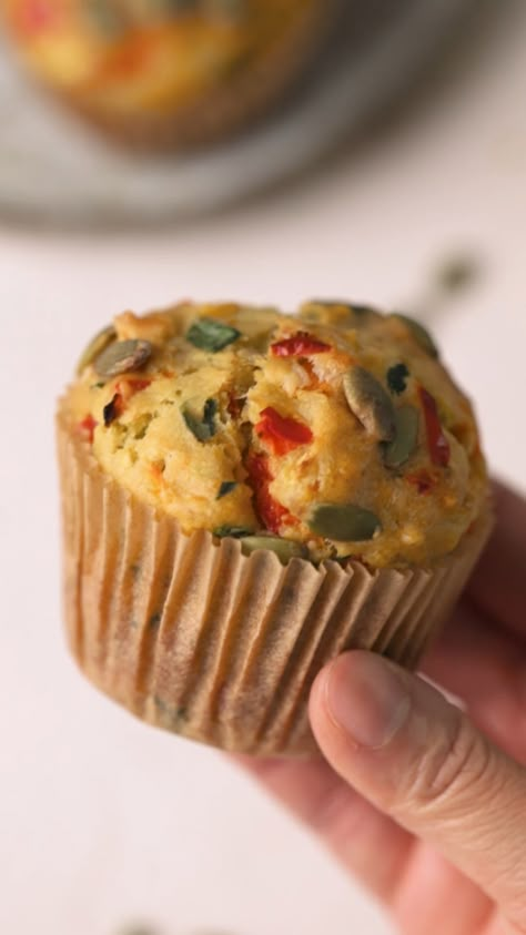 These vegan savoury muffins are moist, packed with vegetables, and come together in one bowl! You can easily customise these muffins to suit your own tastes. Muffins With Vegetables, Eggless Savoury Bakes, Muffin Savory Recipes, Quick And Easy Vegan Breakfast Recipes, Salty Muffins Healthy, Easy Savory Vegetarian Breakfast, Vegan Vegetable Muffins, Baked Savory Snacks, Vegetarian Breakfast Muffins