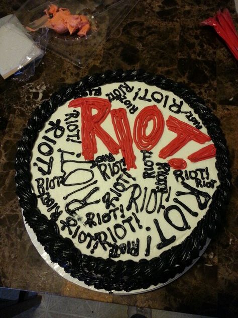 Paramore Cake - Riot Album Cover Paramore Birthday Party, Rock Band Cake Ideas, Punk Rock Birthday Cake, 2000s Emo Party Theme, Emo Bday Cake, Emo Cake Ideas, Emo Party Food, Band Birthday Cakes, Emo Cakes Birthdays