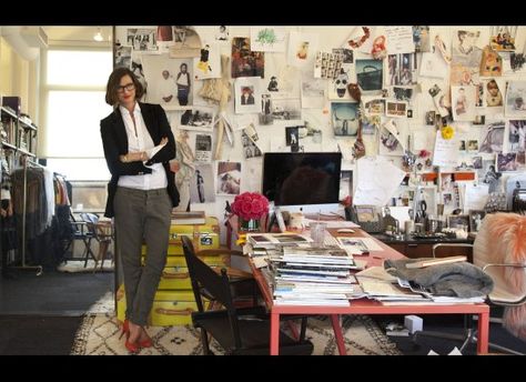 Jenna Lyons in her office. I LOVE the office Jenna Lyons, Pink Desk, Dream Office, Her Office, Casa Vintage, Creative Workspace, Decoration Inspiration, A Desk, Inspiration Wall