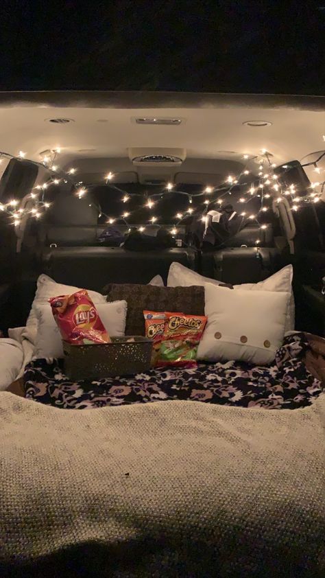 Drive In Movie Theater Ideas, Drive In Theater Date, Car Sleepover Ideas, Trunk Bed Date, Car Movie Night, Movie Drive In, Car Sleepover, Drive In Movie Date, Car Picnic