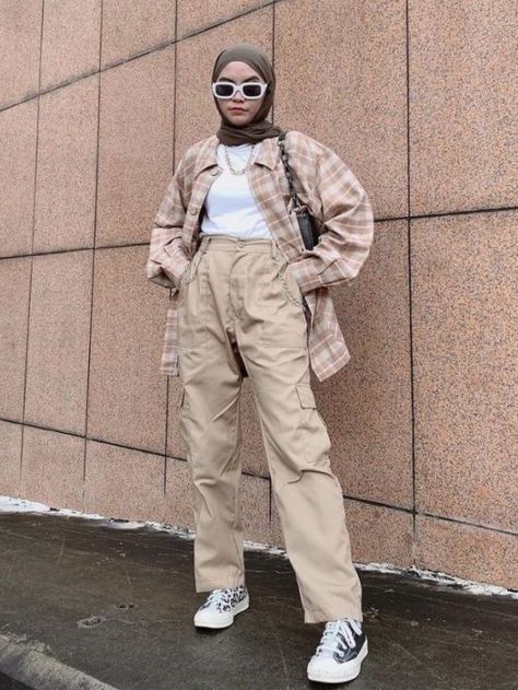 Step aside, mom jeans - cargo pants are back! We've found 33 cargo pants outfits that will take you from summer to fall. Nude Cargo Pants Outfit, Outfit Celana Cargo, Cargo Pants Outfit Girl, Khaki Cargo Pants Outfit, Utility Pants Outfit, Cargo Pants Outfit Fall, Outfit Celana, Best Cargo Pants, Celana Cargo