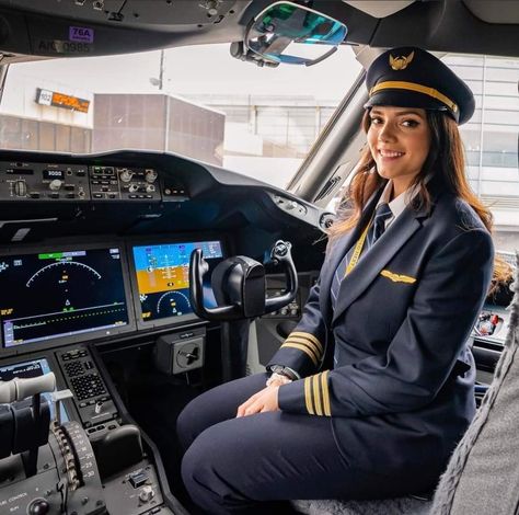 Pilot Uniform Airline, Aviation Motivation, Pilot Girl, Female Pilots, Outfits Bonitos, Pilot Uniform, Fly Girls, Aviation World, Airline Pilot